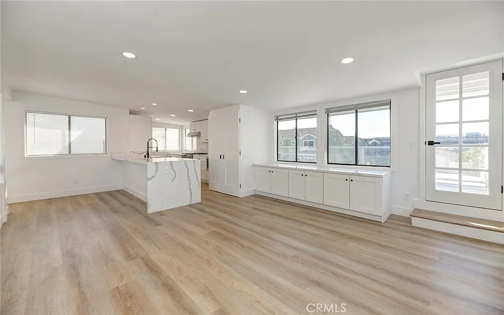 3 bed, 3.5 bath, 1800 sqft, $9,000 — Photo 1