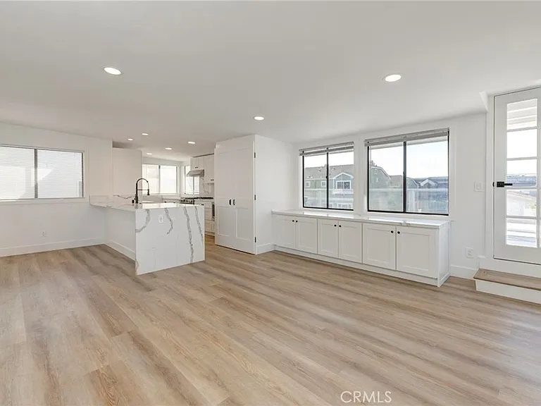1090 Loma Dr — Photo 1