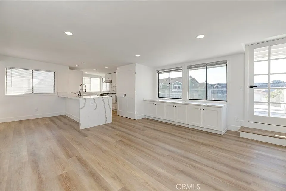 1090 Loma Dr