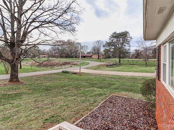 4th image of 219 Butterfield Cir