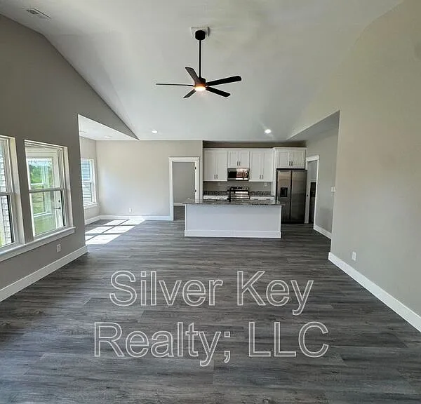 920 Stratford Ave — Photo 11