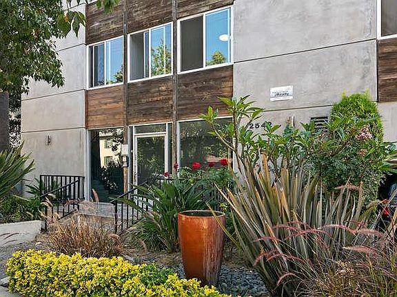 4th image of 2542 N Beachwood Dr #1