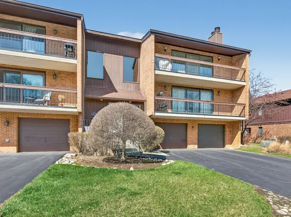 8150 Brookside Dr #204, Palos Park, IL 60464