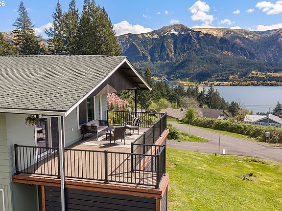 5th image of 270 NE Wisteria Way