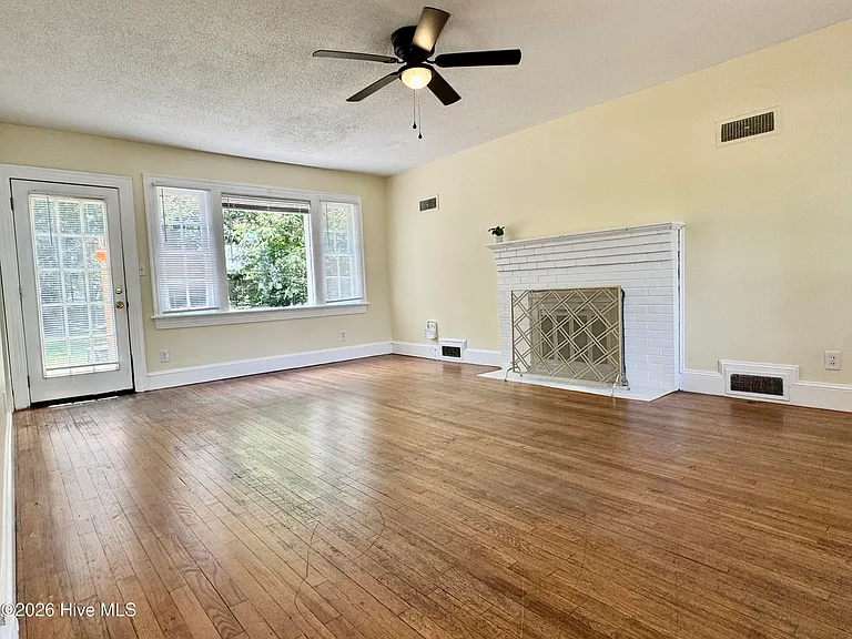 1912 E 4th St — Photo 2