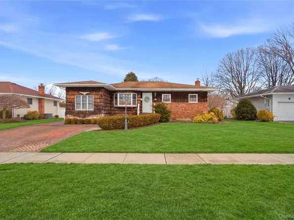 9 Lyons Ave, Farmingdale, NY 11735
