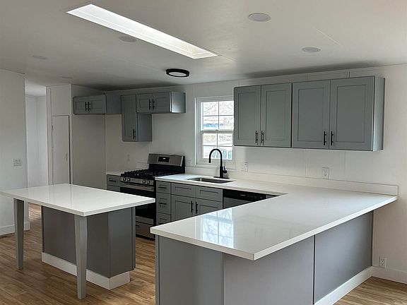 3rd image of 5460 Woods Dr
