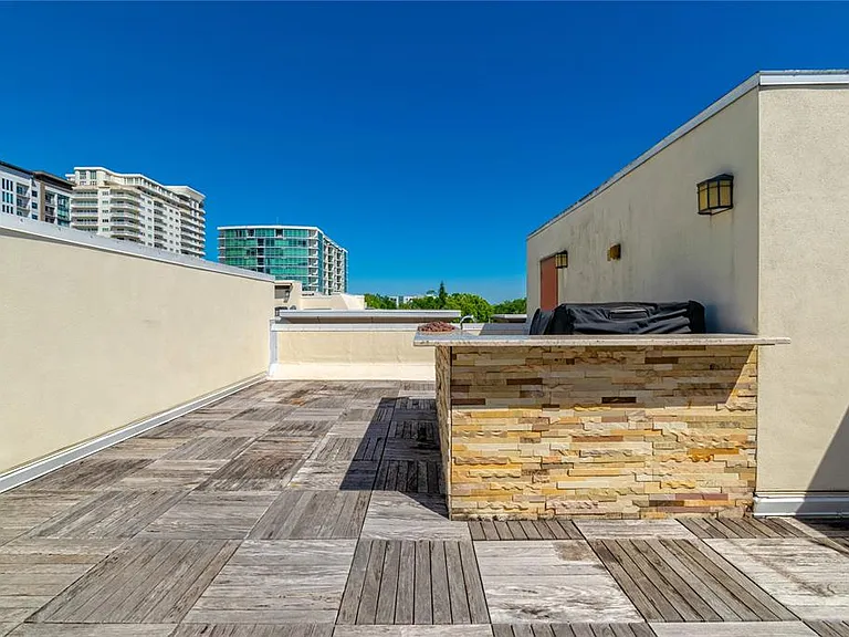 653 E Jackson St — Photo 37