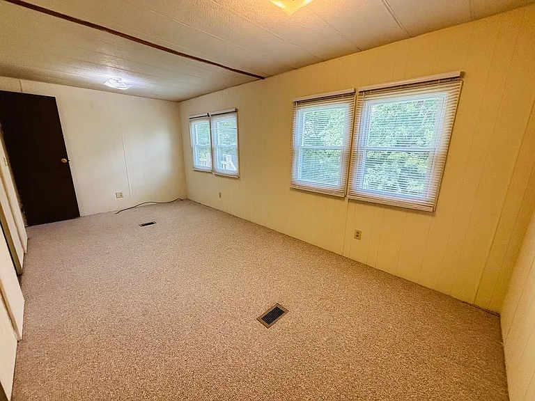 465 Underwood St — Photo 14