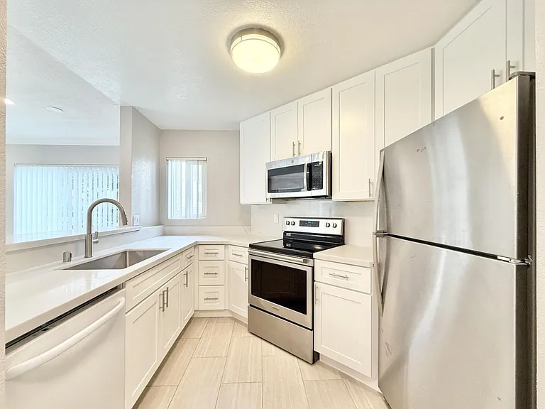 7405 Charmant Dr #2011 — Photo 2