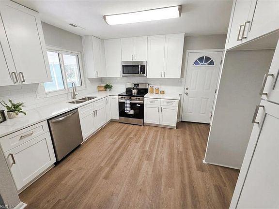 3rd image of 3237 Silina Dr