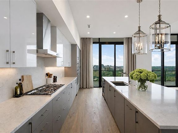 4th image of 2425 Peachtree Rd #1806
