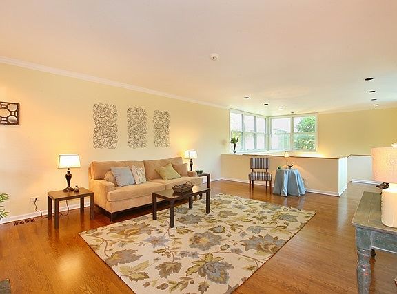 3rd image of 1051 W Cornelia Ave
