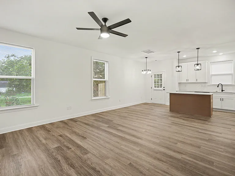 607 Legrand St — Photo 7