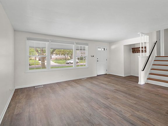 3rd image of 1323 Cabot Ln