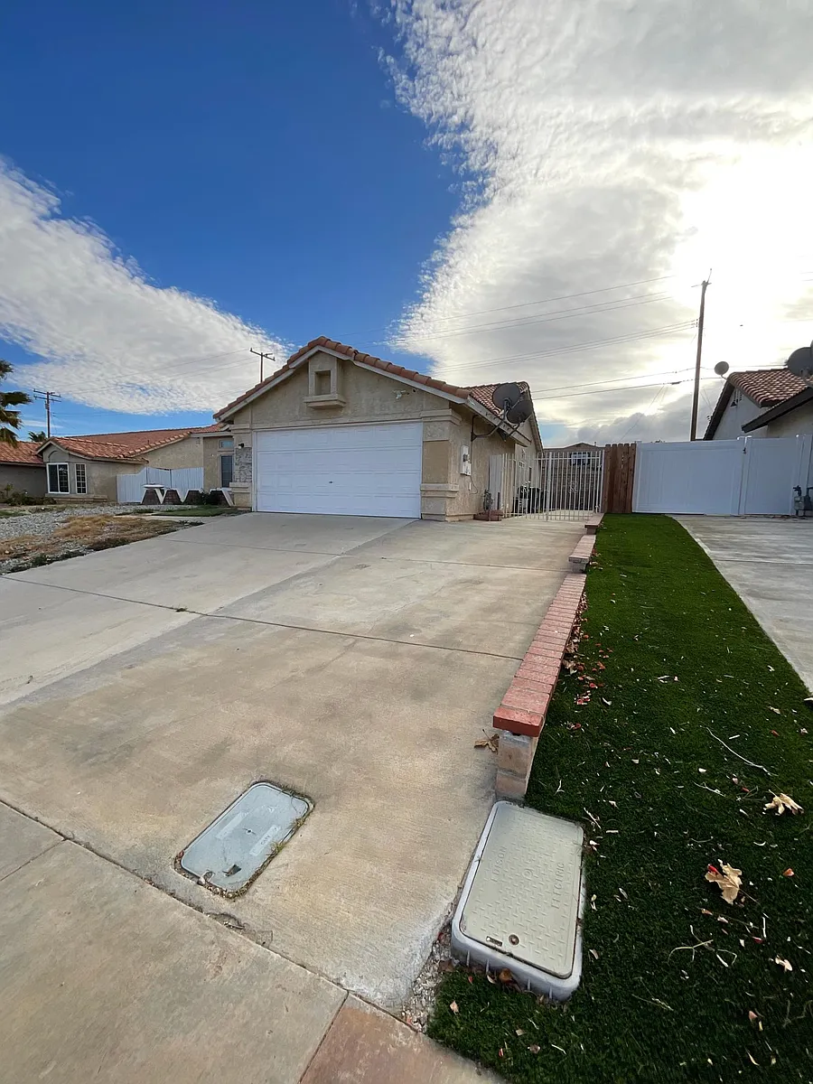Building Photo - 38912 Dianron Rd