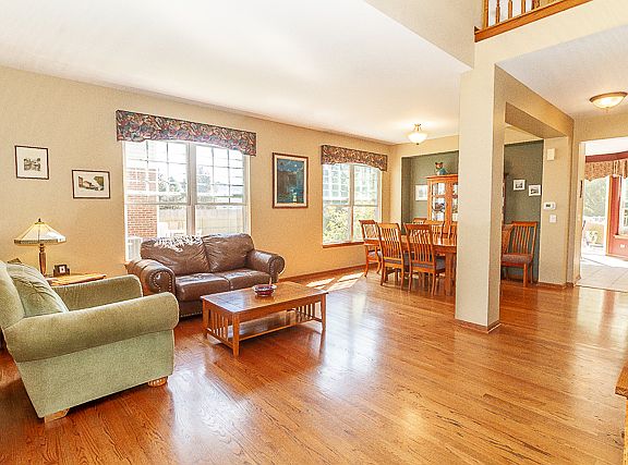 3rd image of 783 Meadow Dr