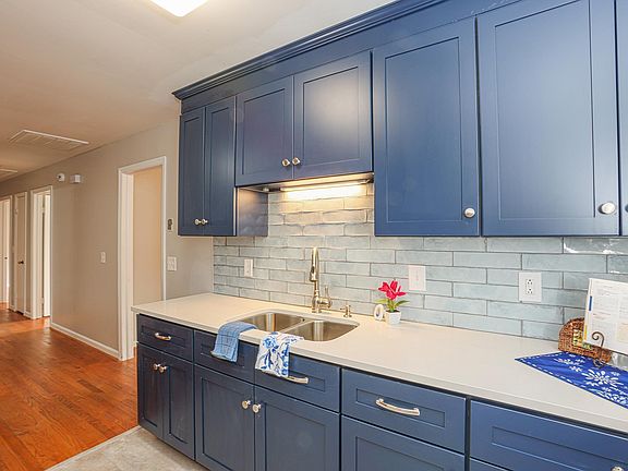 4th image of 404 Sawtimber Ln