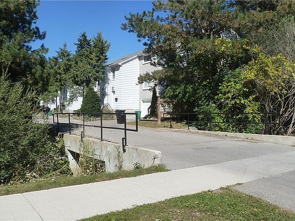 2nd image of 647 Albert St #4