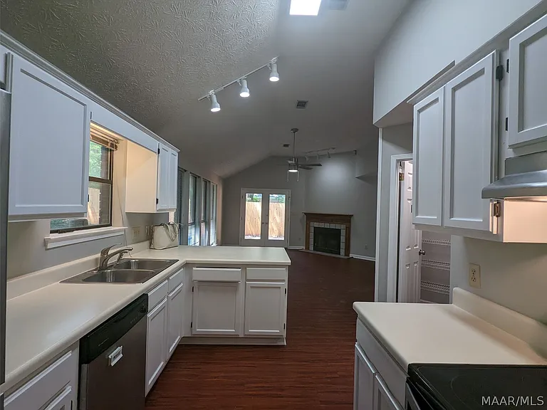 191 S Burbank Dr — Photo 4