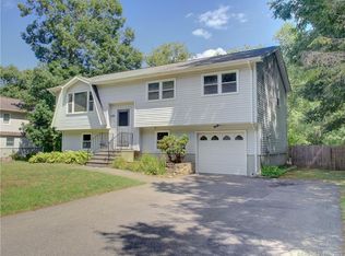 4 Croft Ct, Pawcatuck, CT 06379