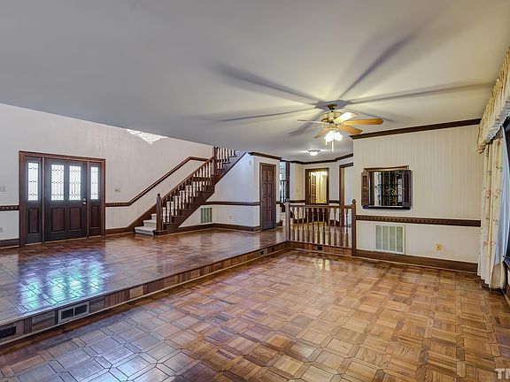 3rd image of 523 Rosewood Dr
