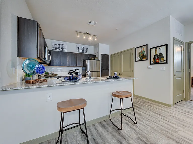 Estraya Westover Hills Apartments — Photo 25