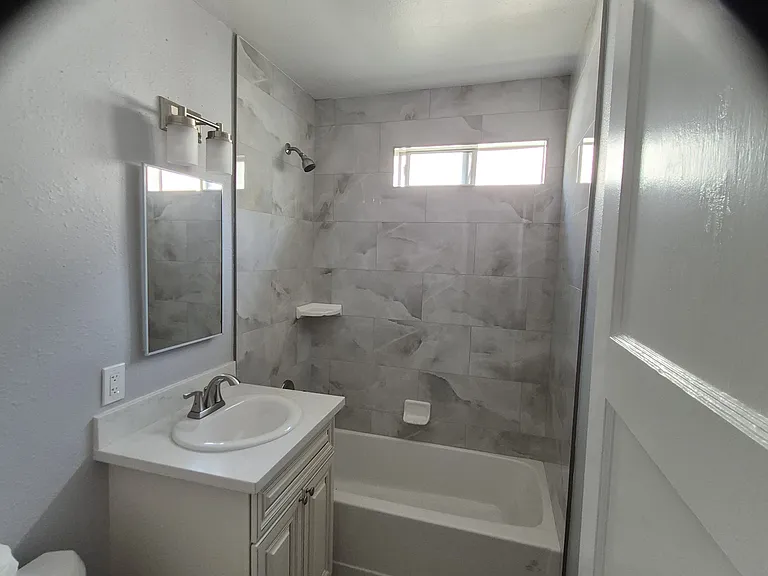 1337 W Arbutus St — Photo 4