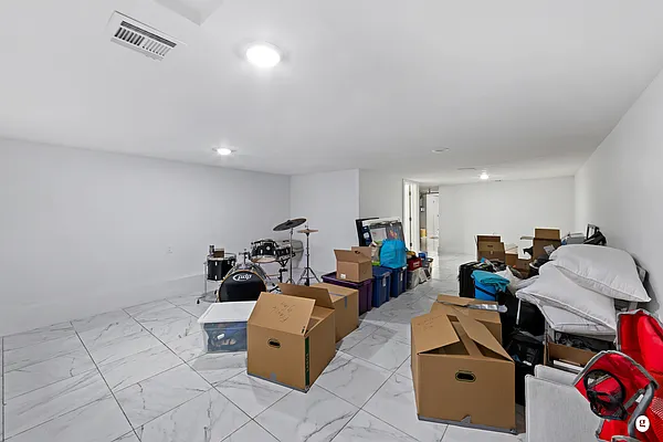 Rented by The Galatz Group | media 32