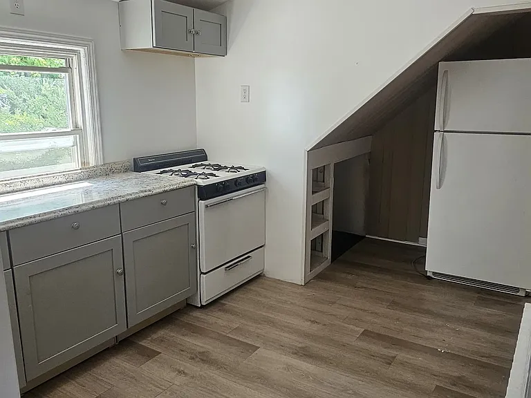 297 E 27th St #2 — Photo 3