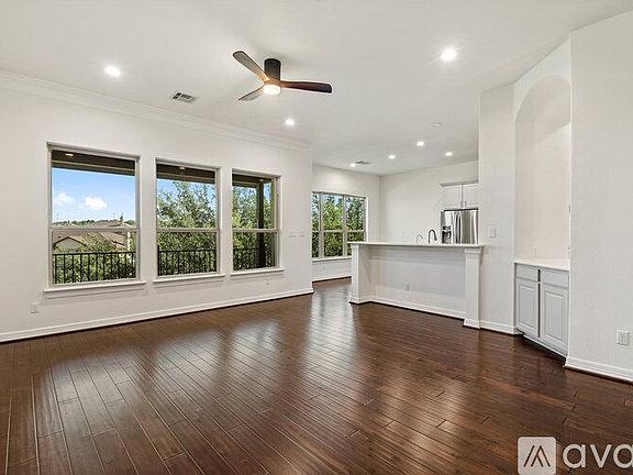 5th image of 343 Lombardia Dr
