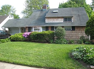 39 Bond Ln, Hicksville, NY 11801