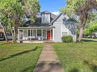 302 S Douglas Ave, Cleburne, TX 76033