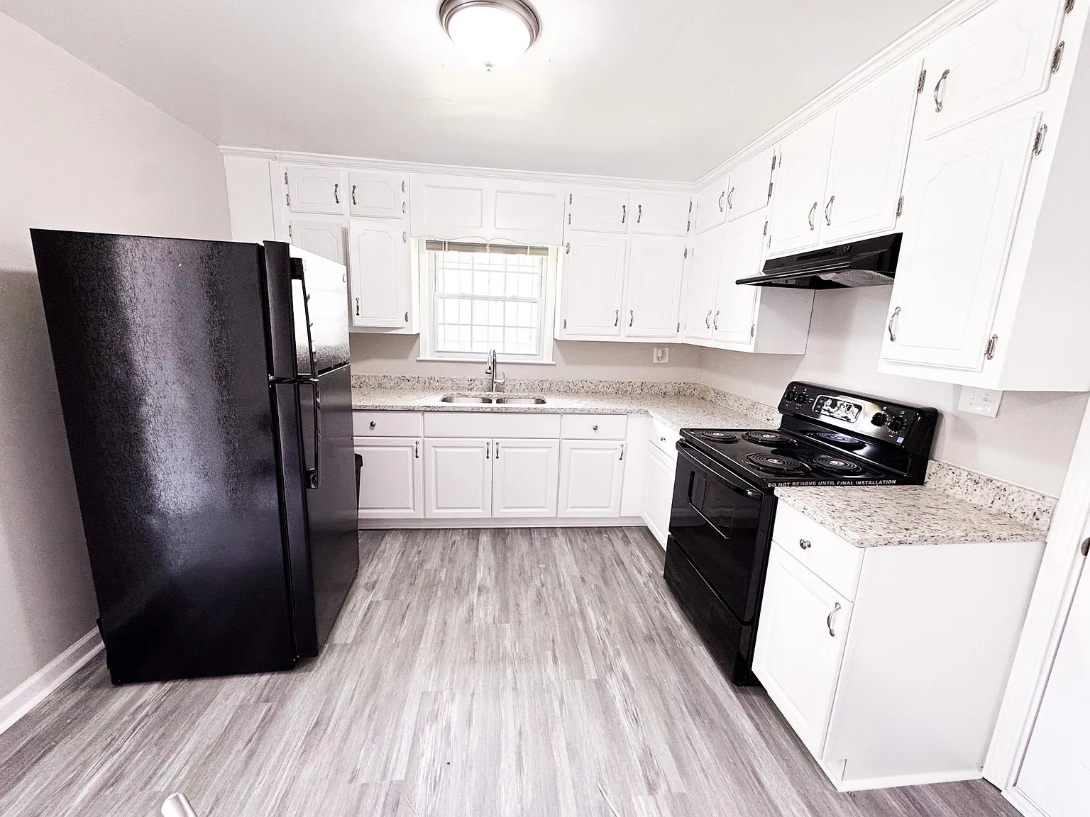 4 bed, 4.0 bath, 2400 sqft, $637 — Photo 3