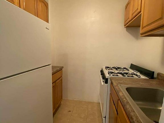 4th image of 2020 Avenue V APT L2