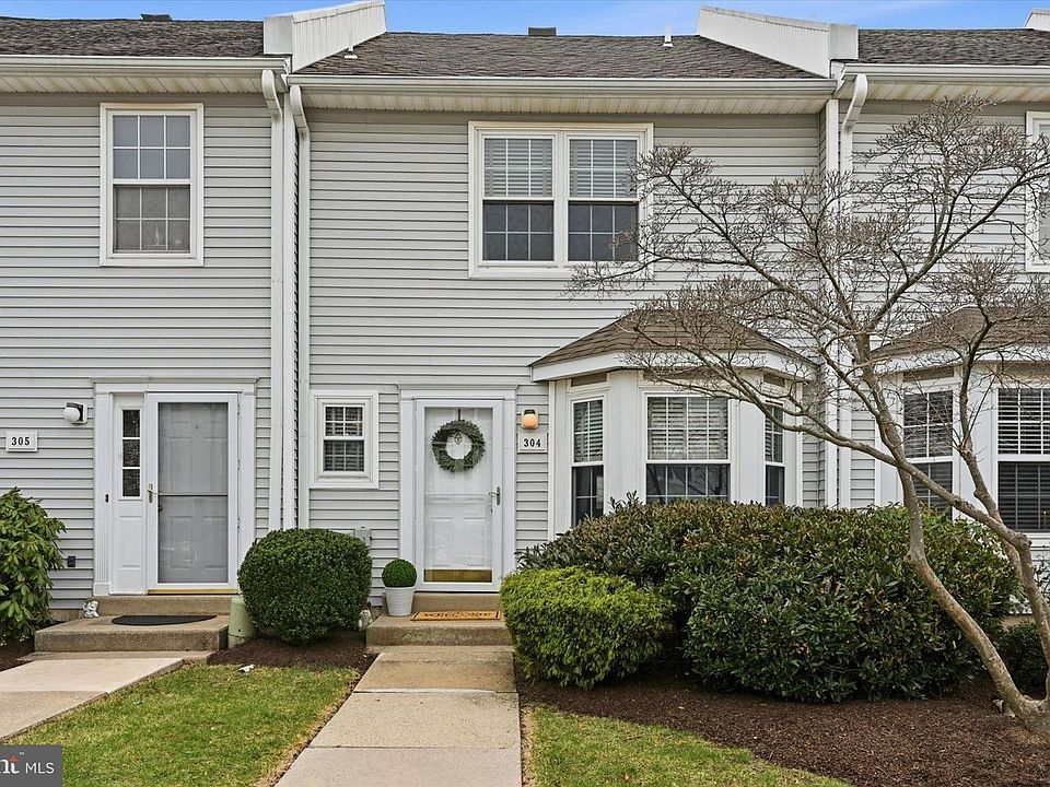 1st image of 304 Huntington Ct #62