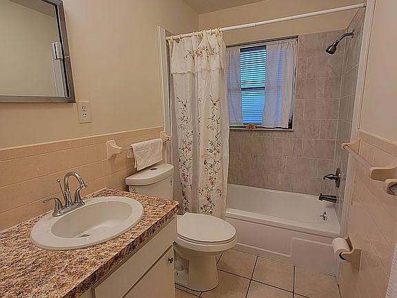 5th image of 221 S Adams St