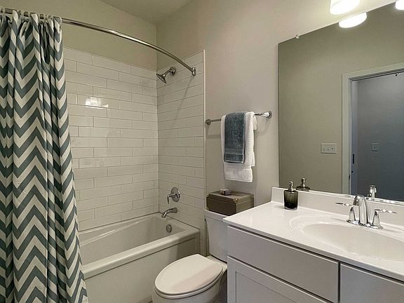 Full hall bath