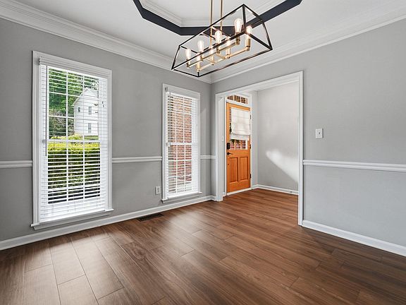 4th image of 1106 Glenrose Dr SE