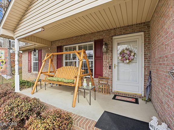 4th image of 3927 Glen Oaks Dr
