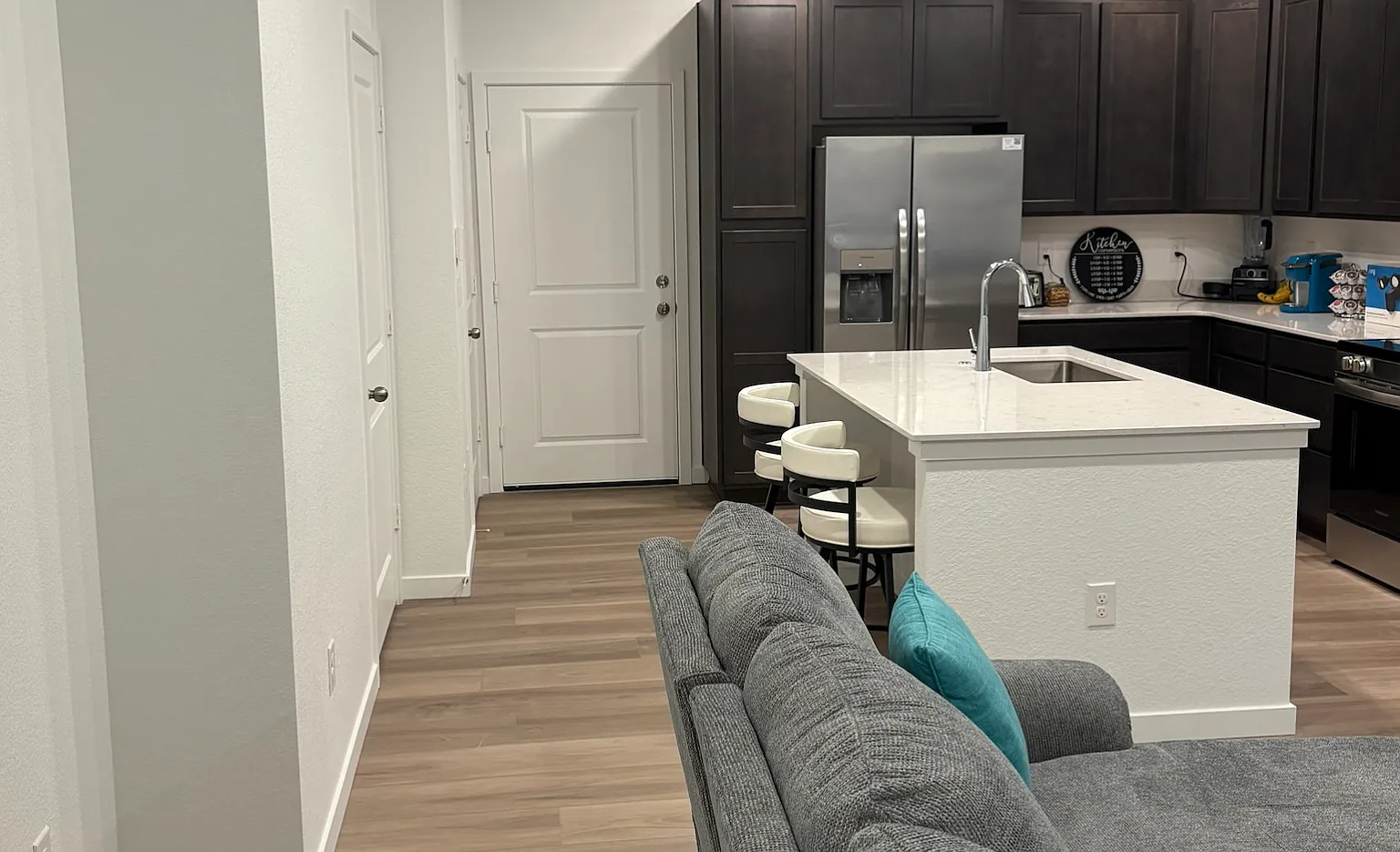 3 bed, 2.5 bath, 1528 sqft, $3,200 — Photo 2