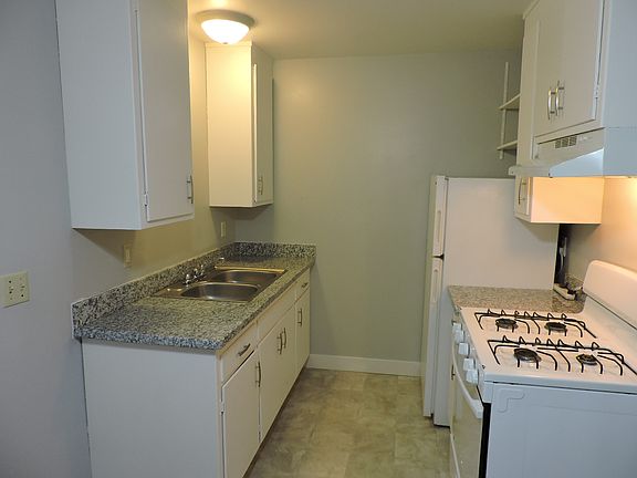 5th image of 608 26th St APT 1