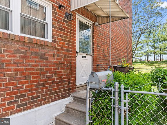 3rd image of 10230 Jeanes St