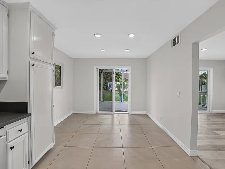 655 W Ontario Ave — Photo 24