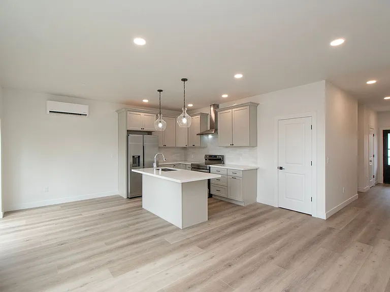 1104 W Lauridsen Blvd #1-4 — Photo 8