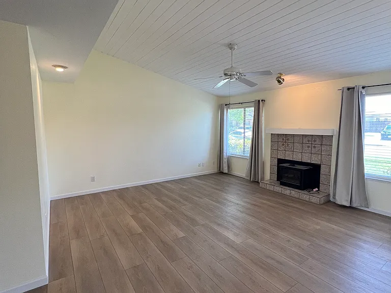 604 E Magill Ave — Photo 2