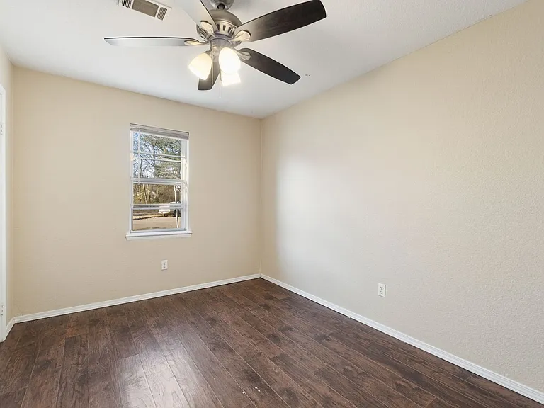 909 Essex St — Photo 15