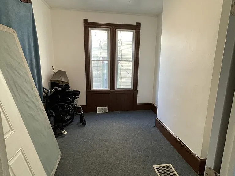 271 Locust Ave — Photo 6