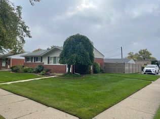 16816 Hans Ct, Fraser, MI 48026