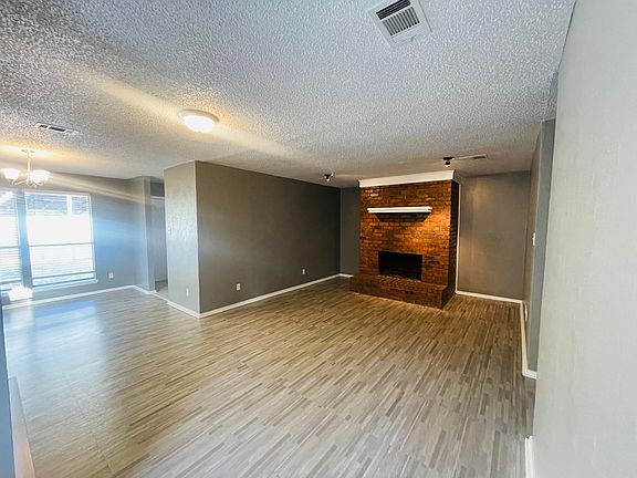 5th image of 711 Oakwood Ln #B